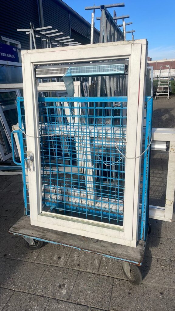 Hardhouten raamkozijn 100x156